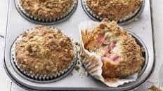 Rhubarb crumble muffins