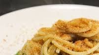 Spaghetti aglio olio peperoncino e acciughe su crema di broccoli con pangrattato
