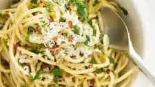 SPAGHETTI WITH GARLIC AND OLIVE OIL