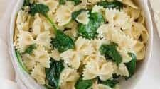 5 Ingredient Garlicky Butter Pasta with Spinach