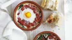 Baked eggs with spinach & tomato