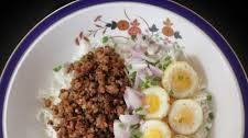 Browned sausage meat and fried quail eggs rice bowl