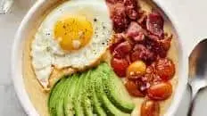 Cheesy Grits with Fried Eggs and Bacon