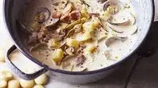 Clam chowder with oyster crackers