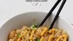 Easy fried rice topped with sriracha mayo! 🍚🥢 *Use sesame ...