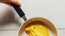 Fluffy Vegan Scrambled Eggs