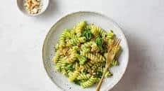 Fusilli con pesto al basilico, broccoli e noci