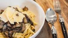 Linguini with mushrooms in truffle oil