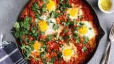 Shakshuka (Oeufs pochés, tomates et feta)