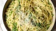 Simple Spaghetti with Garlic, Peas and Parmesan