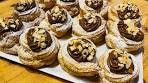 Zeppole differenti, con crema al cioccolato ￼ e mandorle ...