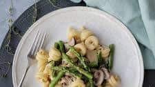 Creamy Pasta with Asparagus and Mushrooms