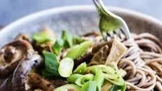 Curry de nouilles soba aux pleurotes