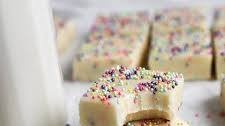 Easy Christmas Sugar Cookie Fudge (5 Ingredients)