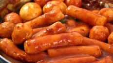 Hot and spicy rice cake (Tteokbokki)