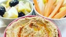 Hummus di ceci con pomodorini secchi e olive leccino