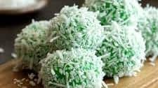 Klepon - Indonesian Sweet Rice Cakes (Onde Onde)