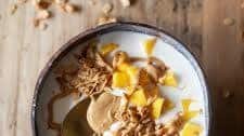 Macro-friendly Vanilla Protein Smoothie Bowl