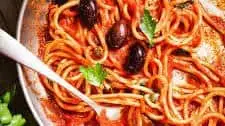 Pâtes à la sauce puttanesca comme à Naples
