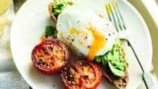 Poached eggs with smashed avocado & tomatoes