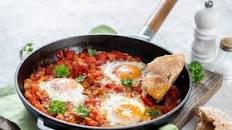 Shakshuka aux oeufs et tomates