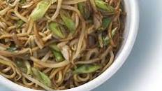Stir-fried noodles & beansprouts