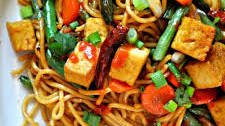 Vegan Garlic Sriracha Tofu Yakisoba