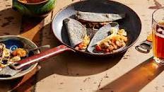 Blue corn quesadillas with mushrooms (quesadillas azules con hongos)