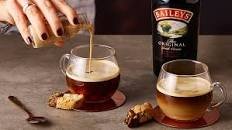 Caffè caldo al Baileys