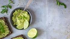 Crema di avocado, lime e anacardi al profumo di basilico