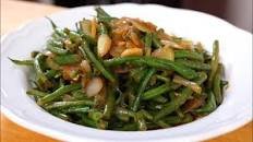 Garlic green beans (Kkeopjilkong maneul bokkeum: 껍질콩 마늘 볶음)