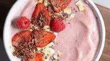 Low-Carb Smoothie Bowl with Berries