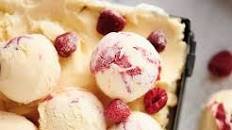 Low fat vanilla and raspberry skyr ice cream