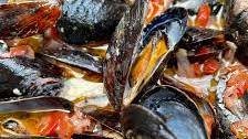 Mussels in Garlic-Tomato Wine Broth