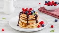 Pancake con skyr alla fragola e cioccolato