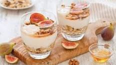 Parfait di yogurt, muesli alla frutta secca, fichi rosa e miele