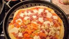 Pizza al piatto metà giardiniera e metà margherita