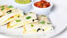 Quesadillas al formaggio con salsa