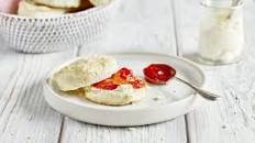 Scones à la clotted cream et à la confiture de fraises