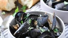 Steamed Mussels in Garlic and Herb Wine Sauce