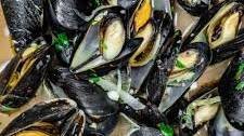 Steamed Mussels in Garlicky White Wine Broth