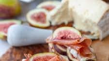 Fig & Prosciutto Crostini Recipe