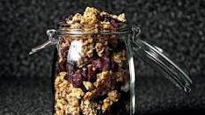 'Smitten Kitchen's Big Cluster Maple Granola Recipe