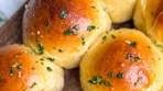 Behold: the SOFTEST, most pillowy Garlic Butter Dinner Rolls ...