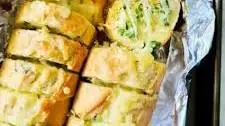 Cheese Garlic Bread (Super Easy!)