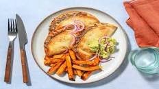 Cheesy quesadillas aux haricots noirs avec des frites de patate douce & de l'avocat