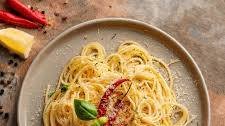 Pasta Aglio e Olio mit Chili und frischem Basilikum – Italienischer Genuss für Zuhause