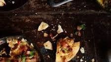 Queso Fundido. Salsa messicana con formaggio fuso, chorizo ​​piccante e birra - Old Amsterdam