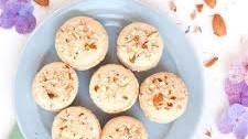 VANILLA ALMOND MACARONS