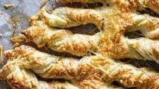 4-INGREDIENT PULL-APART PESTO PASTRY CHRISTMAS TREE